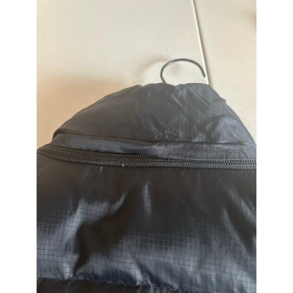 Gap men’s reversible puffer vest with built-in hood, Size L - Picture 9 of 11